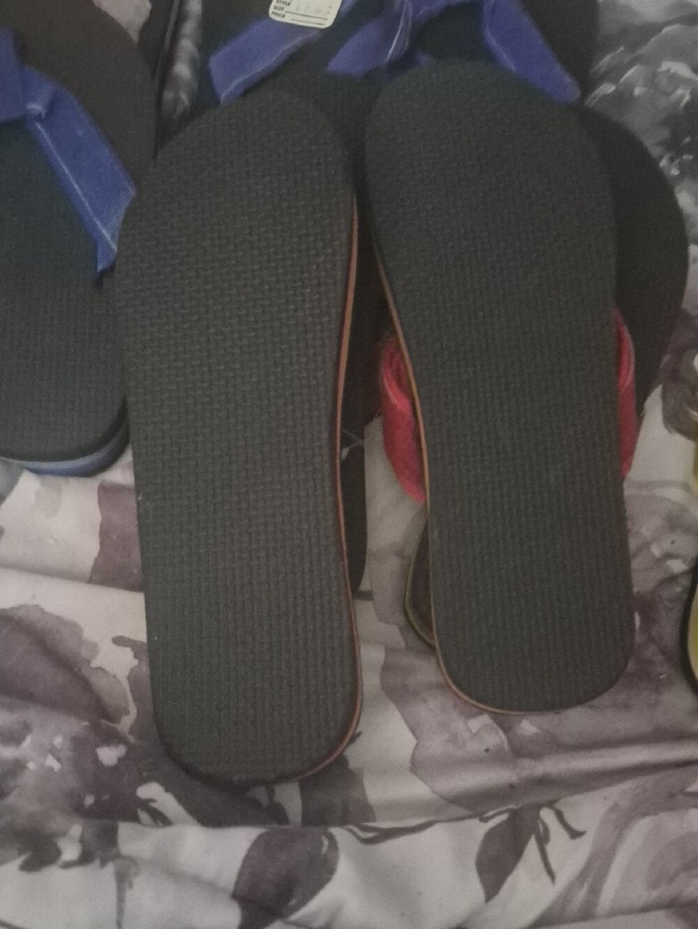 Women’s Assorted Flip Flop Sandals 6 PAIR $10 - Picture 7 of 9
